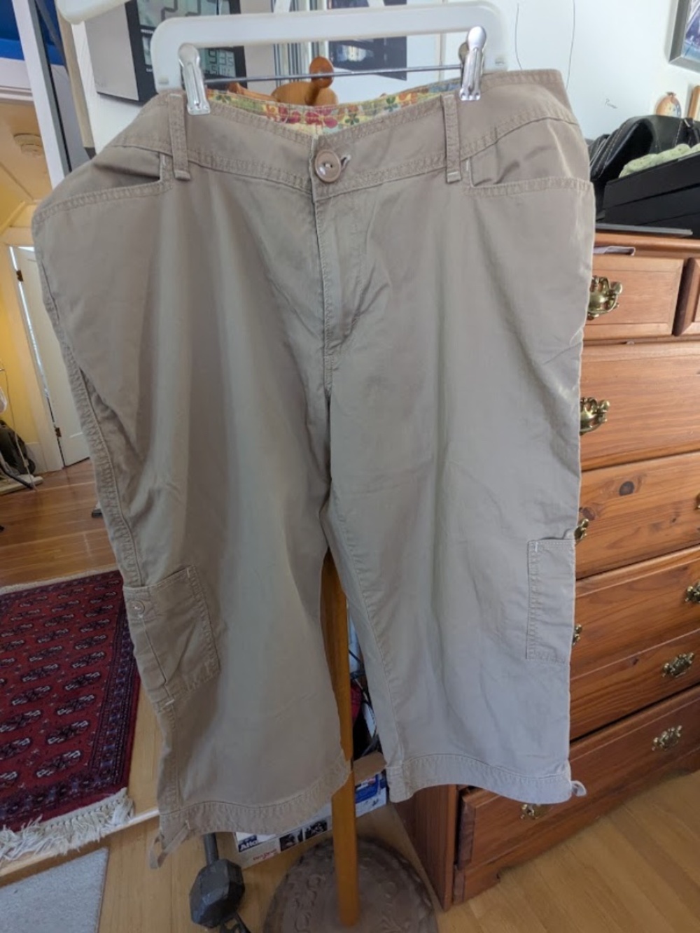 FINAL MARKDOWN! Levi's Tan Cotton Cargo Capris, Women's 18
